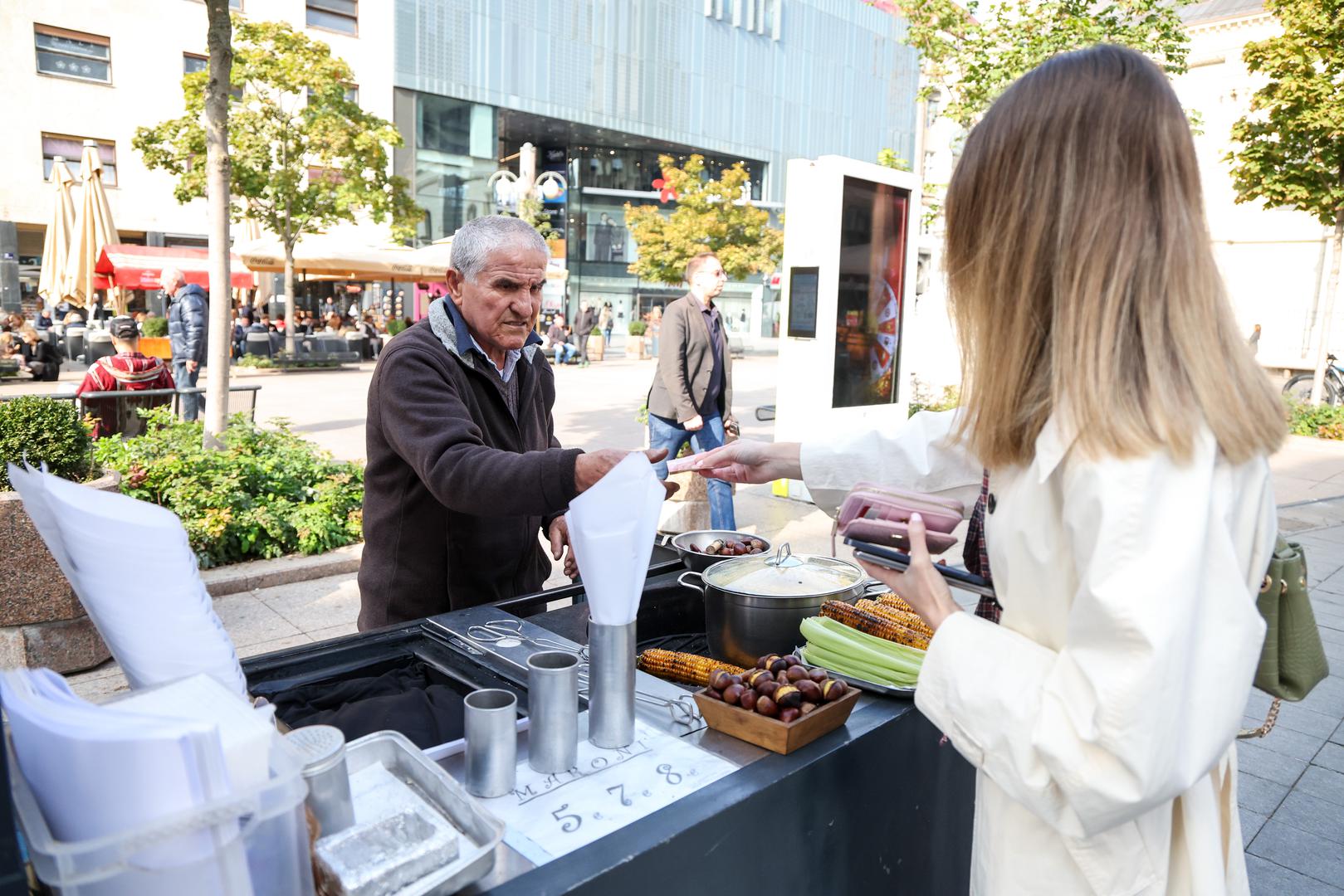 Prva stanica bila nam je Cvjetni trg, gdje se već više od pola stoljeća svake jeseni širi miris kestenja koje peče i prodaje Hakik Ibraimi. I ove sezone na svome štandu nudi tri različite mjerice, pri čemu mala stoji pet, srednja sedam, a velika osam eura, i cijene su im, napominje, iste kao lani.