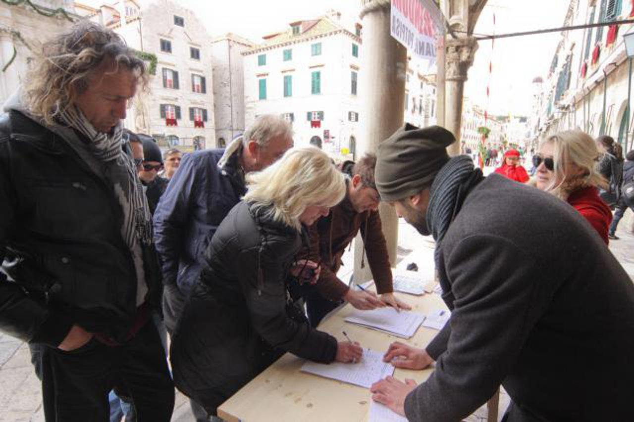 Prikupljanje potpisa za referendum za golf na Srđu (1)