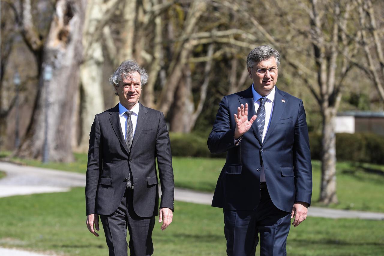 Razgovor dvaju premijera Goloba i Plenkovića tijekom kratke šetnje po imanju Brdo
