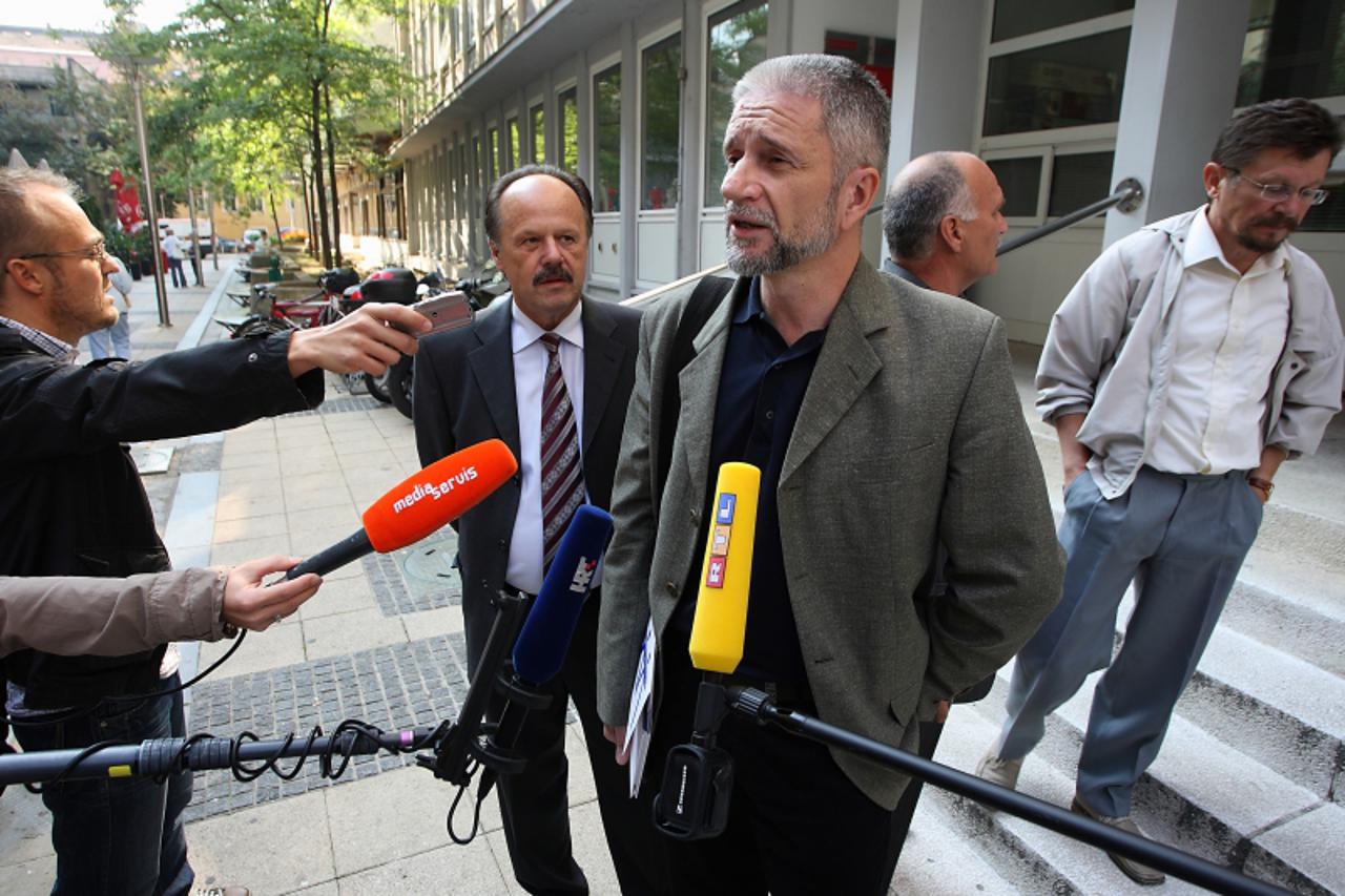 \'23.09.2010.,Zagreb - Sindikalni celnici dolaze na sastanak sa predsjednikom SDP-a Zoranom Milanovicem u sjediste stranke SDP na Iblerovom Trgu. Kresimir Sever , Vilim Ribic,Ozren Matijasevic. Photo: