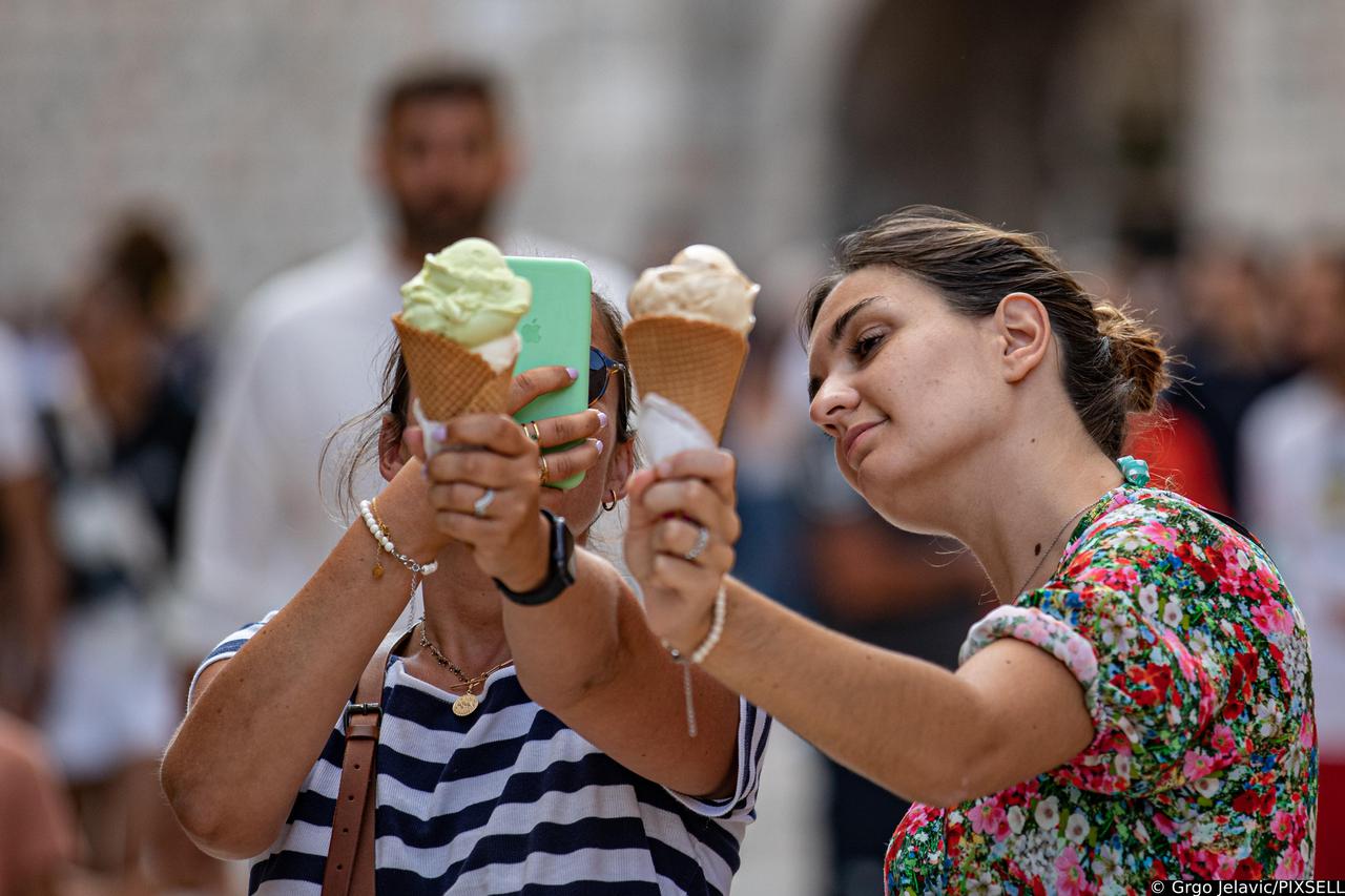 Sunčan dan u Dubrovniku posjetitelji iskoristili za odmor ili obilazak znamenitosti