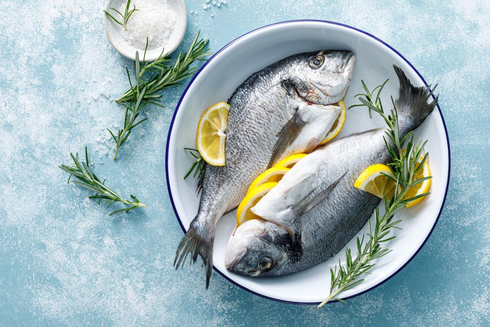 Riba je također izvrstan izvor, a morski kolagen smatra se jednim od onih koje tijelo najlakše apsorbira. Najviše ga ima u ribljoj koži, kostima i perajama, stoga je konzumacija ribe s kožom, poput lososa, ili manjih riba poput srdela, izuzetno korisna. Ne treba zaboraviti ni na bjelanjke jaja, koji sadrže visoke količine prolina, jedne od temeljnih aminokiselina za izgradnju vlastitog kolagena u tijelu.