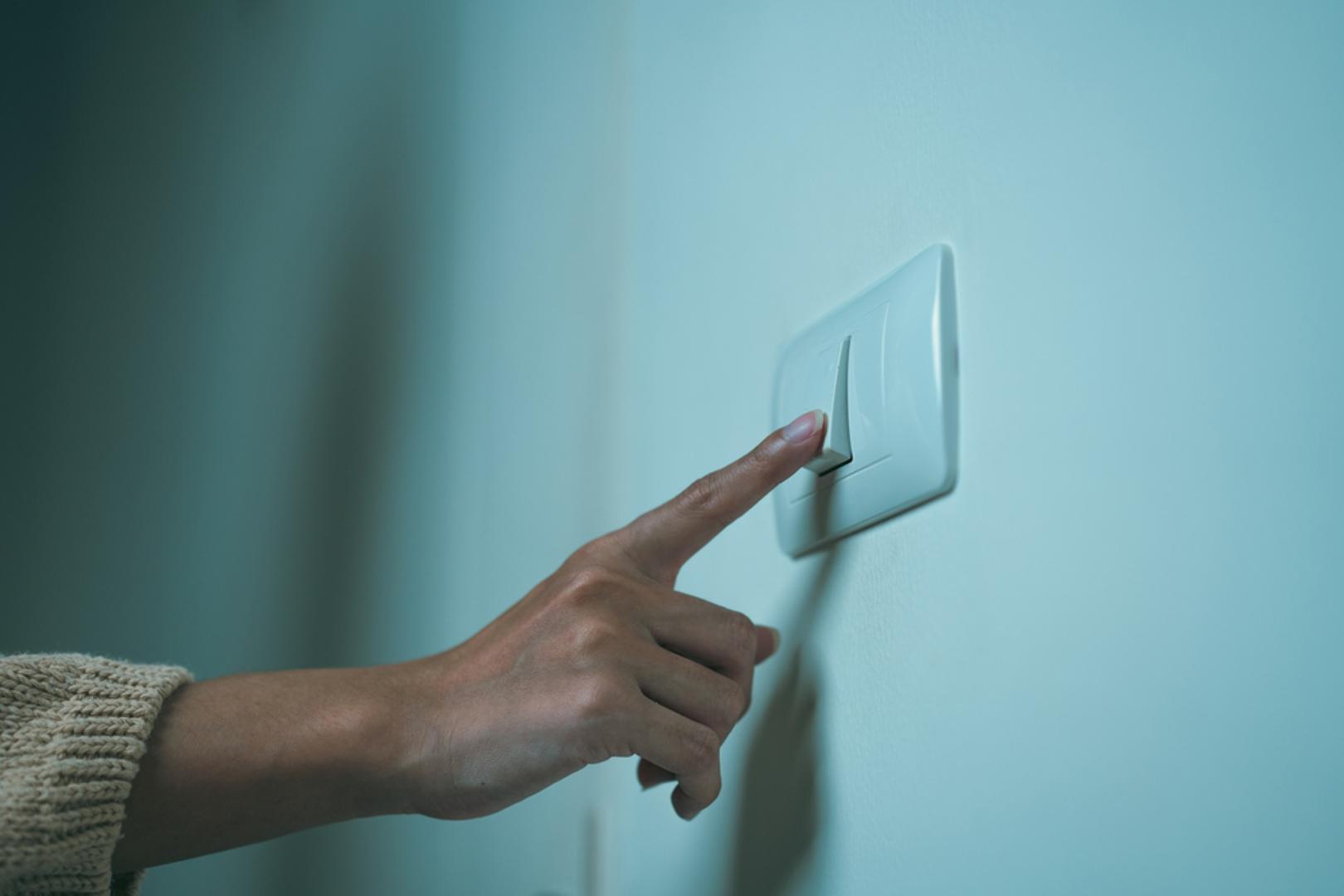 Štedi energiju: Gašenjem svjetla i uređaja kad ih ne koristimo smanjujemo potrošnju električne energije i emisije stakleničkih plinova. Ugradnja energetski učinkovitih uređaja dugoročno štedi novac i štiti okoliš. Stoga, prilikom iduće kupovine hladnjaka ili bojlera, obratite pozornost na energetske razrede.
