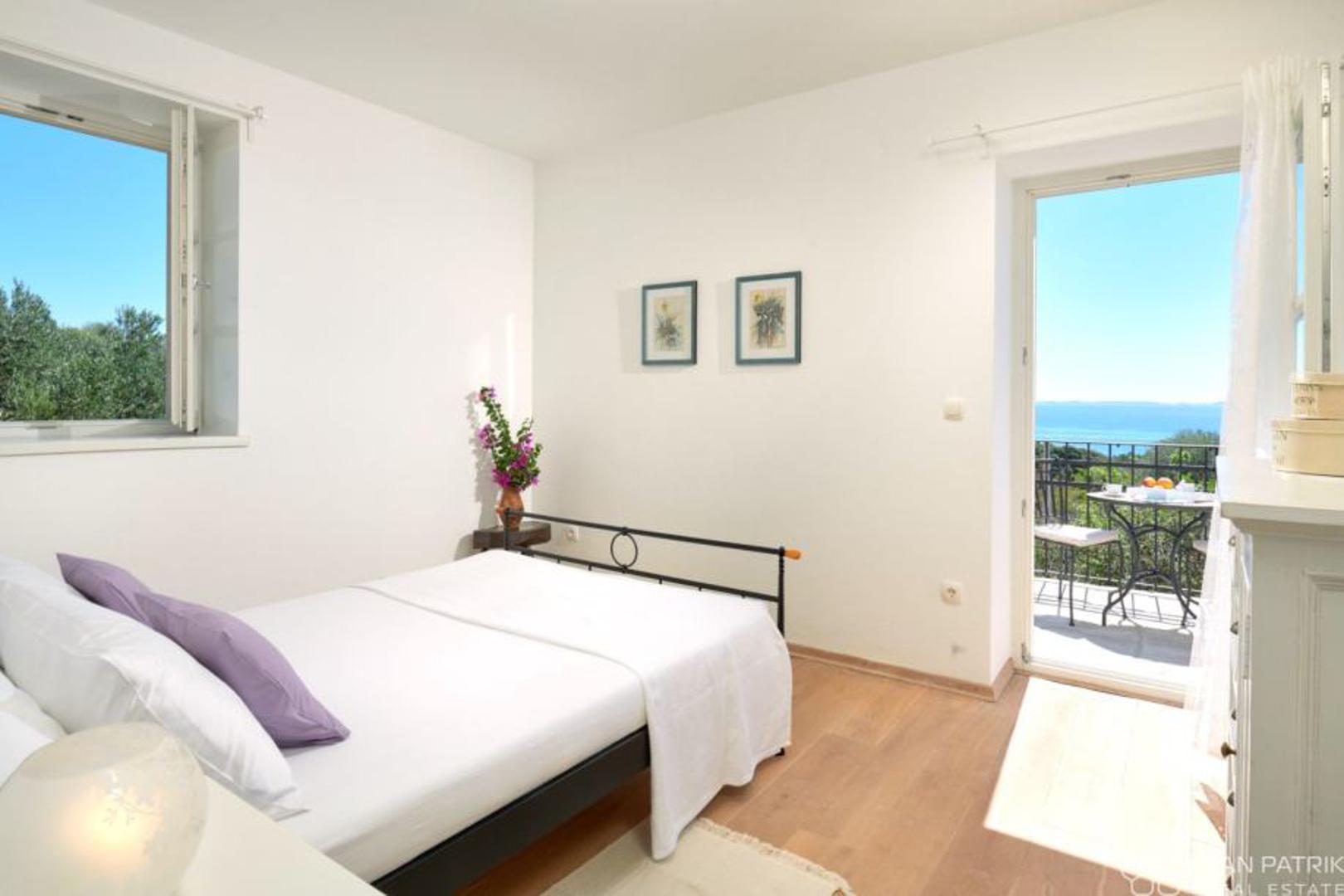 Grijanje je osigurano plinskim Vaillant bojlerima, podnim grijanjem u kupaonicama, kuhinji i hodniku te solarnim grijanjem vode. 