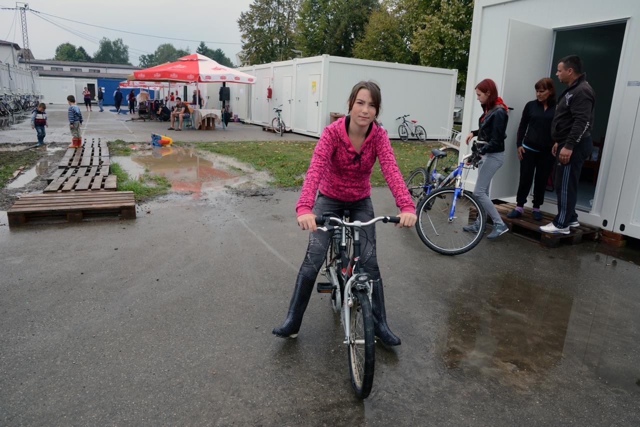 03.09.2014., Gunja - Ljudi iz kontejnerskog naselja u Gunji strahuju kako ce biti zivjeti u kontejnerima preko zime ukoliko im do tada ne budu obnovljene kuce. Skolarka Lejla Nejtek. Photo: Goran Ferbezar/PIXSELL