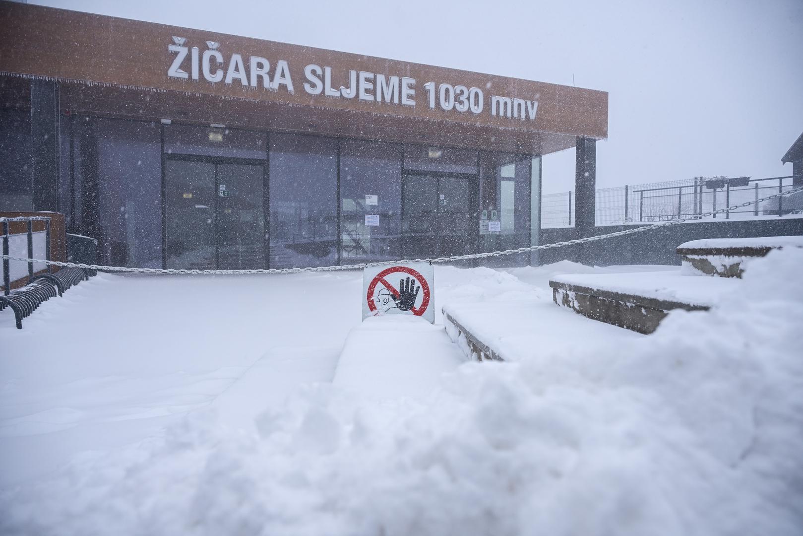Zbog jakog vjetra žičara Sljeme privremeno ne prometuje, javili su iz ZET-a, a kada vremenski uvjeti budu pogodniji, žičara će započeti s radom, dodali su, što će biti pravovremeno objavljeno.