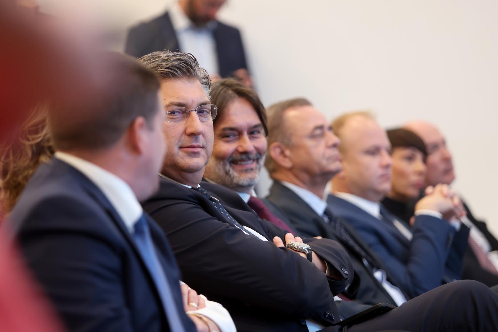 03.10.2023., Koprivnica - U sjedistu Podravke u Ulici Ante Starcevica odrzana je konferencija "Hrvatska kakvu trebamo" u organizaciji Vecernjeg lista. Ovogodisnja konferencija pod nazivom "Izazovna vremena i zenska snaga" posvecena je zenskom leadershipu te odgovara na pitanja mogu li zene na liderskim pozicijama bolje odgovoriti na krizu i izazove te u jesu li krizna vremena prilika za probijanje magicnog staklenog stropa za zene u biznisu. predsjednik Vlade RH Andrej Plenkovic Photo: Boris Scitar/PIXSELL