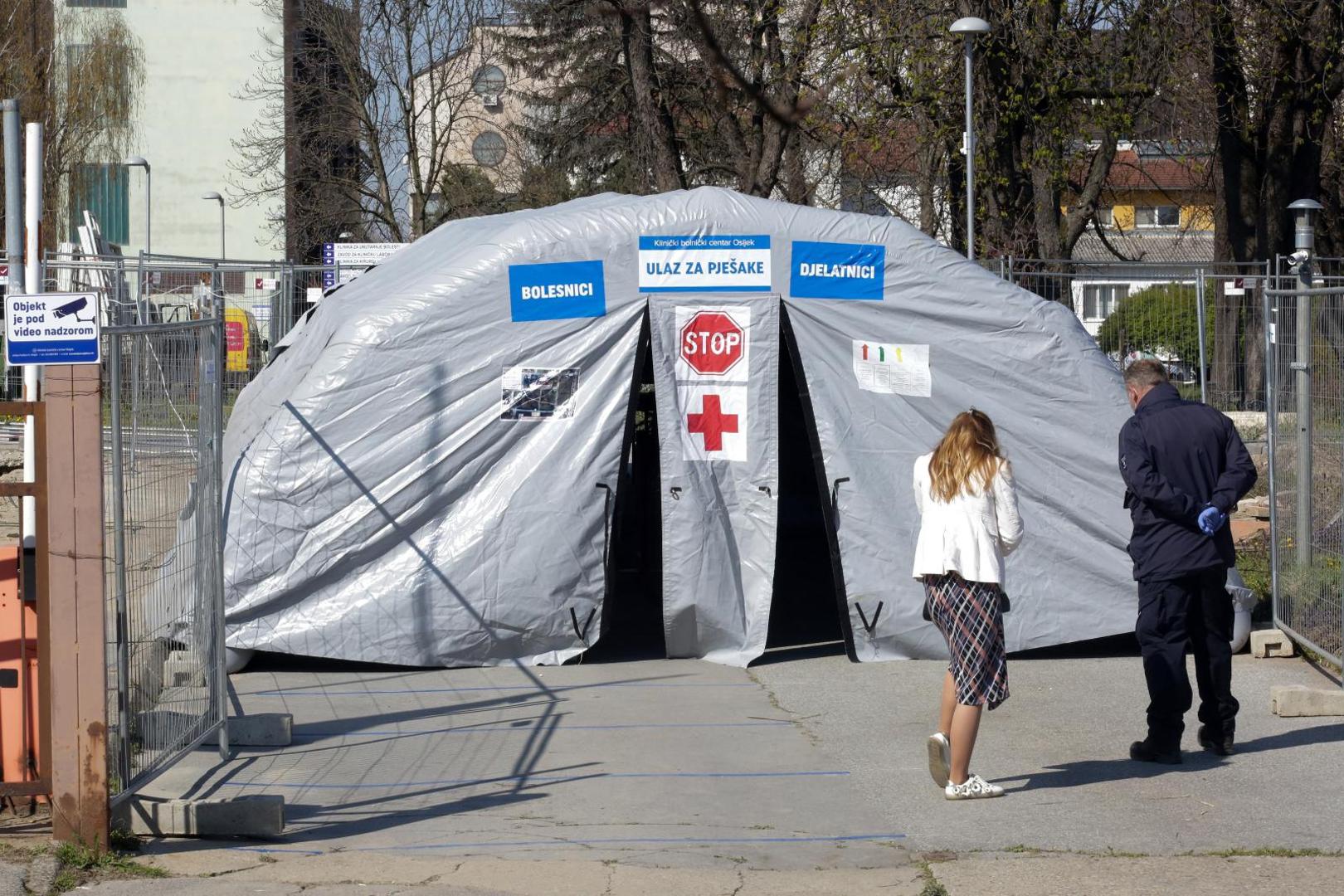 01.04.2020., Osijek - Na ulazu u KBC Osijek prije par dana pocelo je postavljanje satora koji je danas postao sluzbeni ulaz u krug bolnice za sve pacijente ali i djelatnike KBC-a.
Photo: Dubravka Petric/PIXSELL