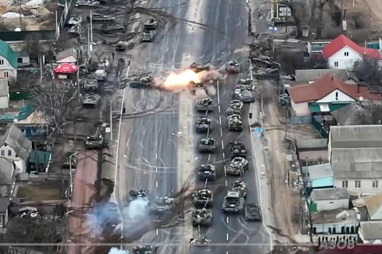 Ukrajinska vojska napala je i uništila konvoj ruskih tenkova
