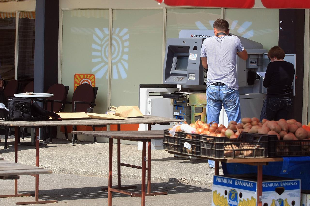 29.08.2011. Zagreb - Razbojnici pokusali opljackati bankomat Zagrebacke banke na trznici u Volovcici. Photo: Marko Prpic/PIXSELL