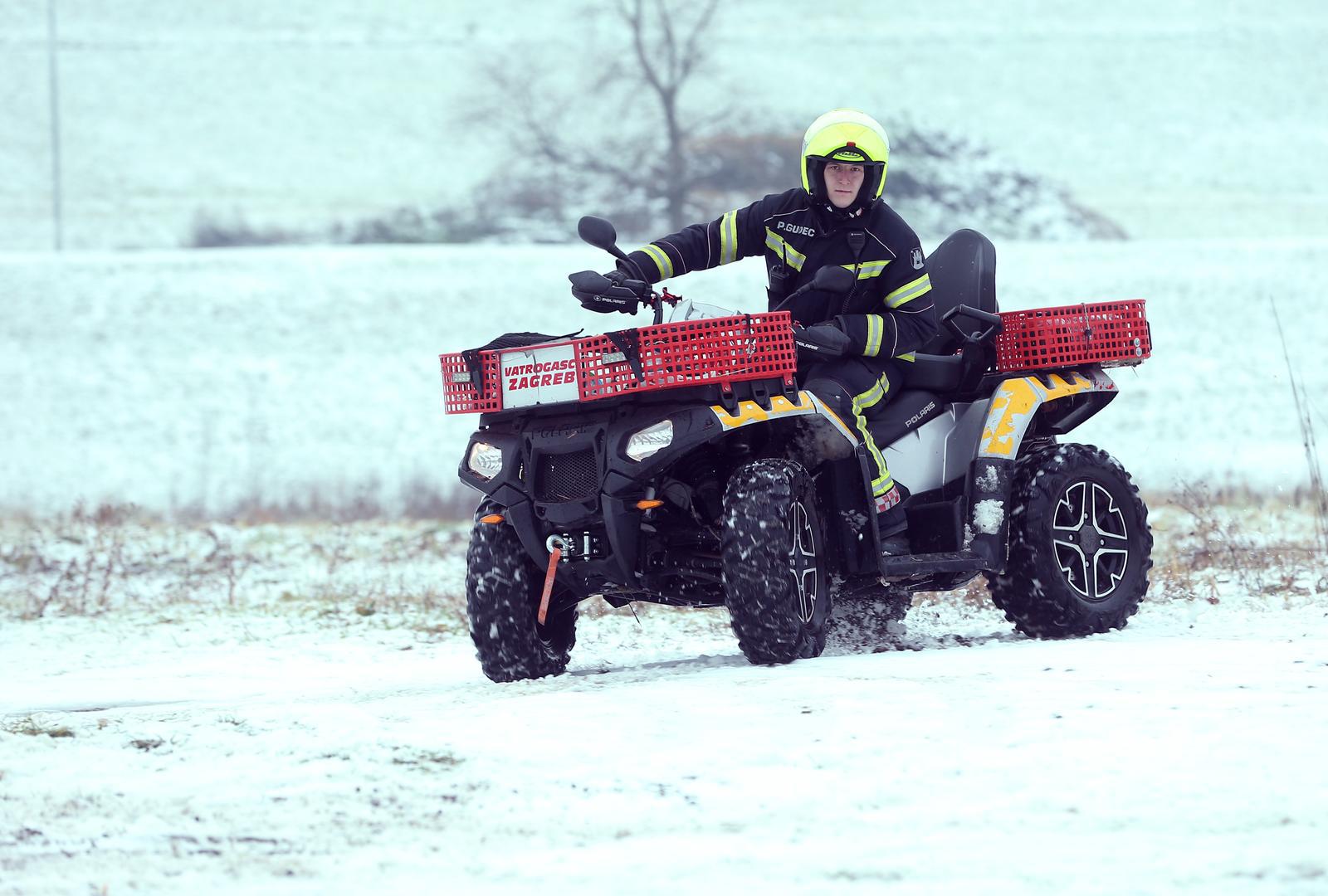 16.01.2025., Zagreb - Vatrogasci, policija, HGSS i Civilna zastita uz rijeku Savu kod toplane nastavljaju s potragom za nestalim dijetetom. Photo: Zeljko Lukunic/PIXSELL