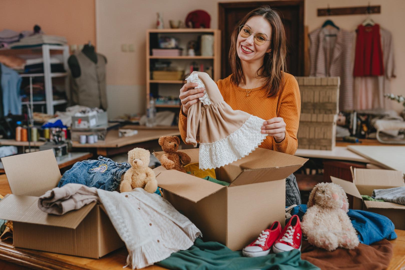 Gomilanje stvari: Svi znamo nekoga tko ne može baciti stare čarape, časopis ili poklopac iz 2009., a gomilanje često izgleda kao lijenost ili nered. No, za rane ljude skladištenje nije bilo izbor, nego uvjet preživljavanja jer nije bilo trgovina, hladnjaka ni sigurnih sezona. Taj 'mentalitet oskudice' posebno pali kad smo pod stresom ili nesigurni, pa nam je teže odvojiti se od predmeta jer mozak šapće: 'Možda će zatrebati.'