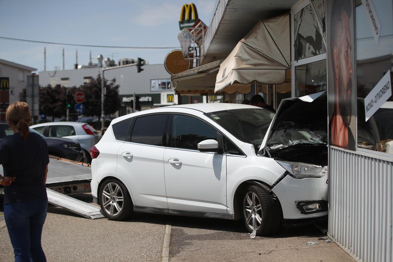 Velika Gorica: Automobilom se zabio u kiosk za izradu ključeva