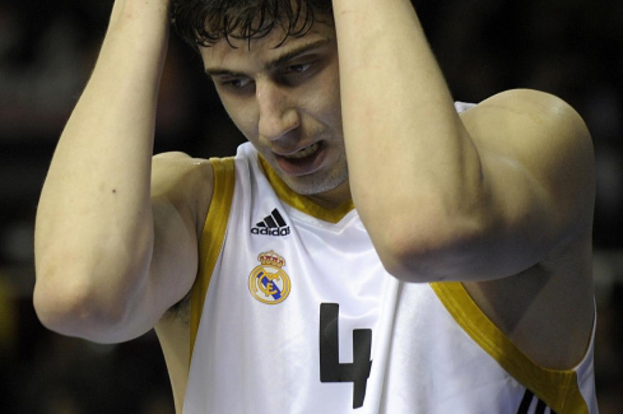 'Real Madrid \\u0301s Ante Tomic reacts during their Euroleague Basketball match against Barcelona on March 23, 2010 at the Palau Blaugrana in Barcelona. AFP PHOTO/LLUIS GENE'
