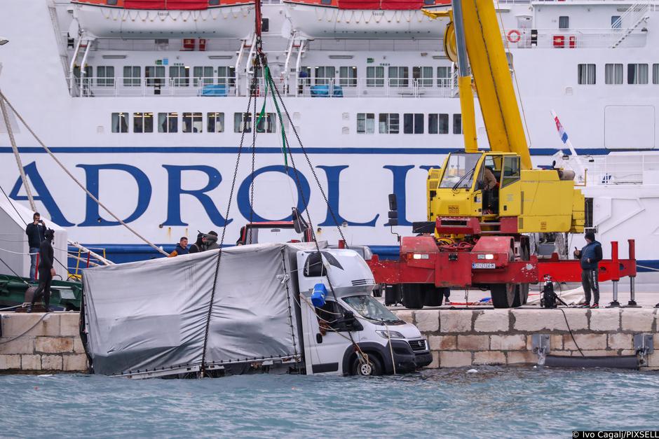 Split: Izvlačenje kamiona koji je sinoć upao u more