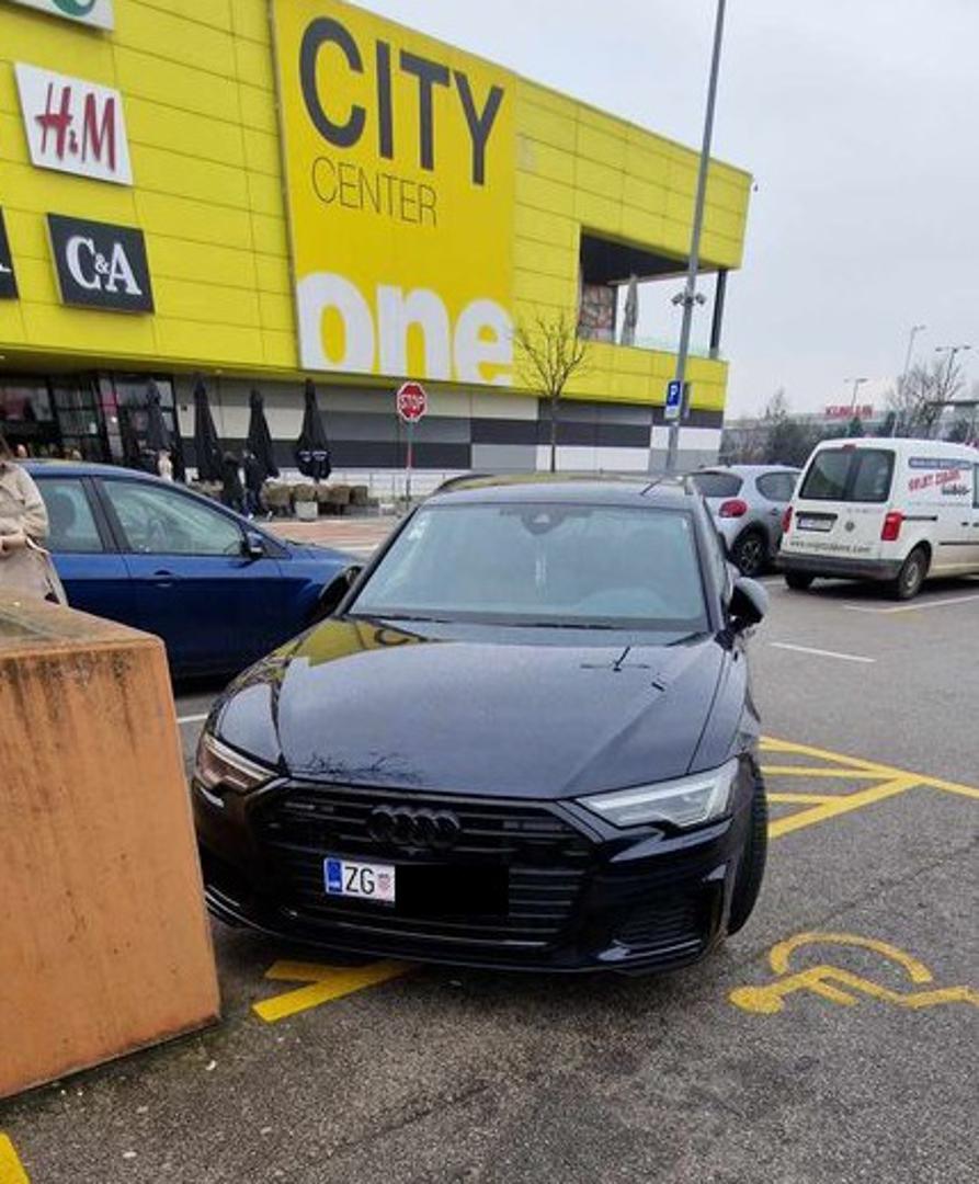 Jedan je vozač čak parkirao i preko jednog parkirnog mjesta za invalide i jednog običnog parkirnog mjesta, i to ispred shopping centra. 