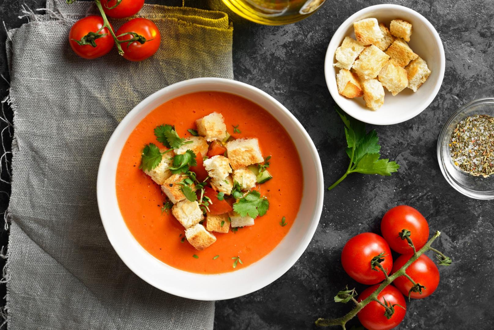 Gazpacho: Jedna od najpoznatijih hladnih juha svakako je gazpacho, tradicionalna španjolska juha od rajčice. Ova gusta i aromatična juha spaja rajčice, krastavce, papriku, češnjak i maslinovo ulje u skladnu cjelinu, a sve se dodatno oplemenjuje kiselkastim notama vinskog octa. Poslužuje se ohlađena, često uz prepečeni kruh.