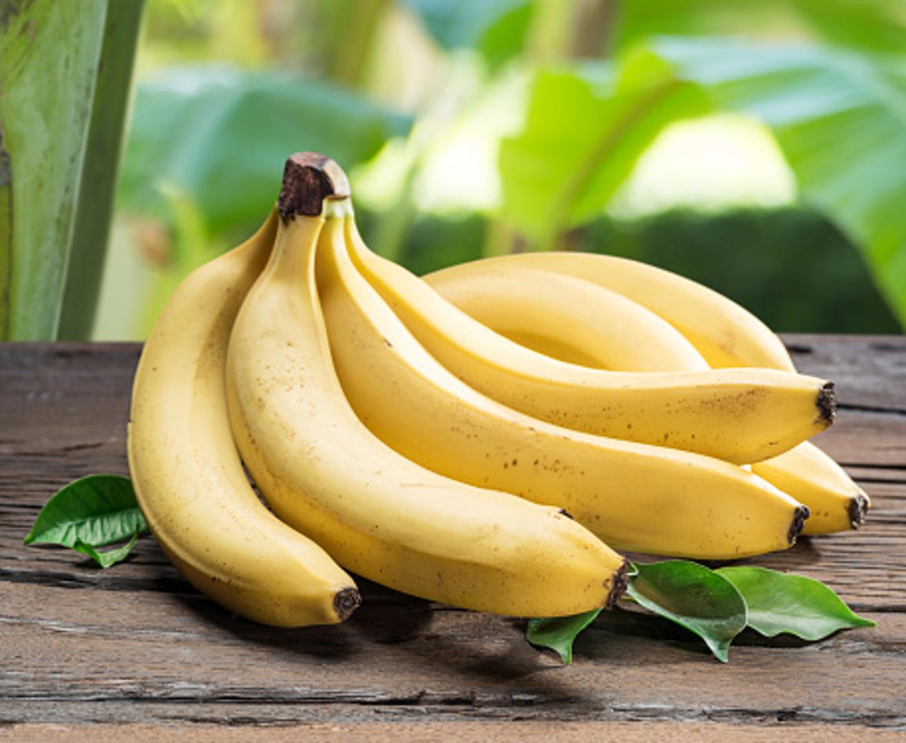 Mnogima su banane omiljeno voće, a većina izbjegava one tamne, smeđe i "gnjecave". Ako ste i sami među ljubiteljima žutih, tvrđih i ne previše zrelih banana, onda ćete sigurno željeti znati kako možete spriječiti brzo tamnjenje vaših omiljenih voćki. 