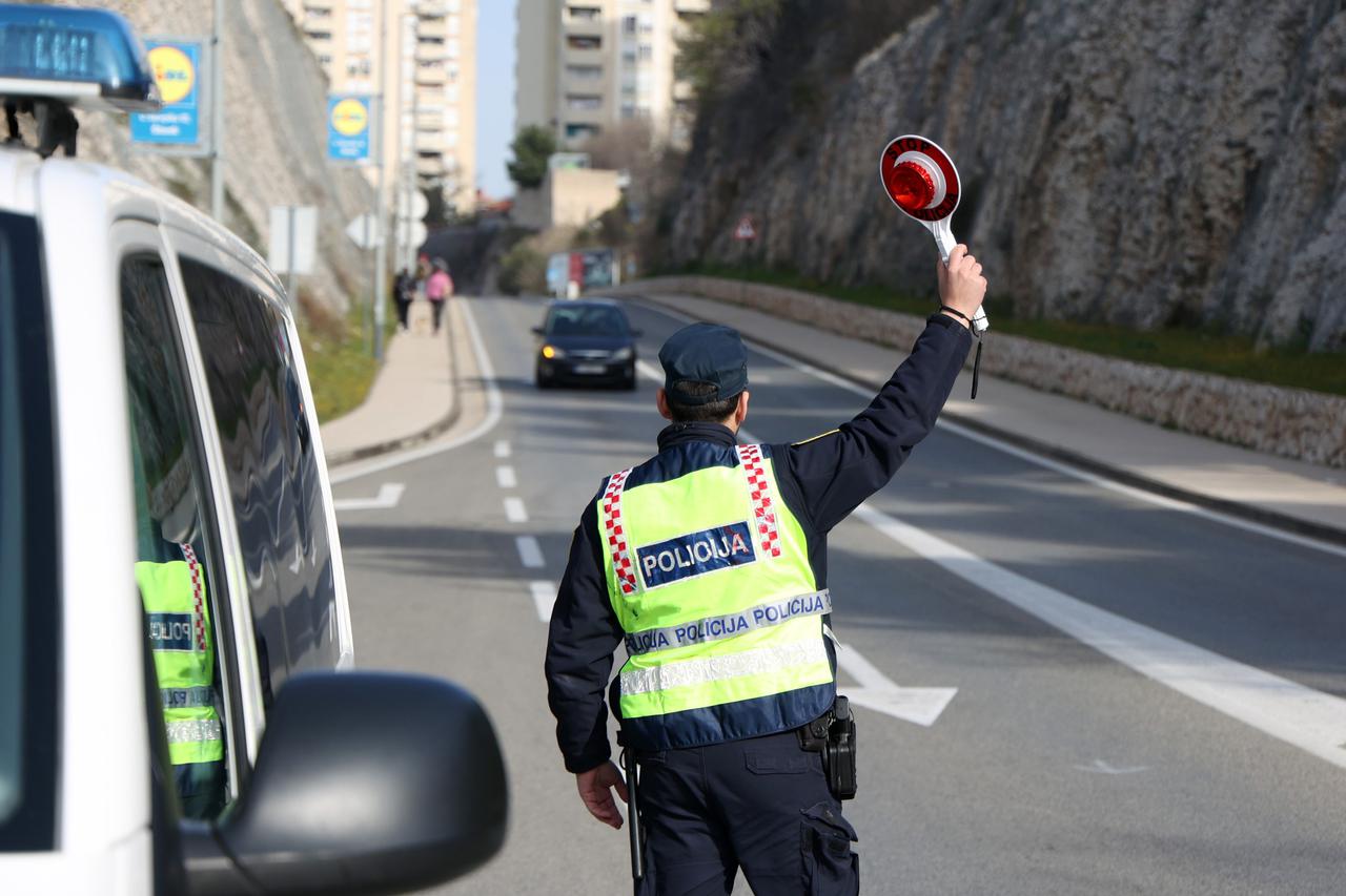 Šibenik: Prometni policajci ženama dijelili ruže u povodu Dana žena