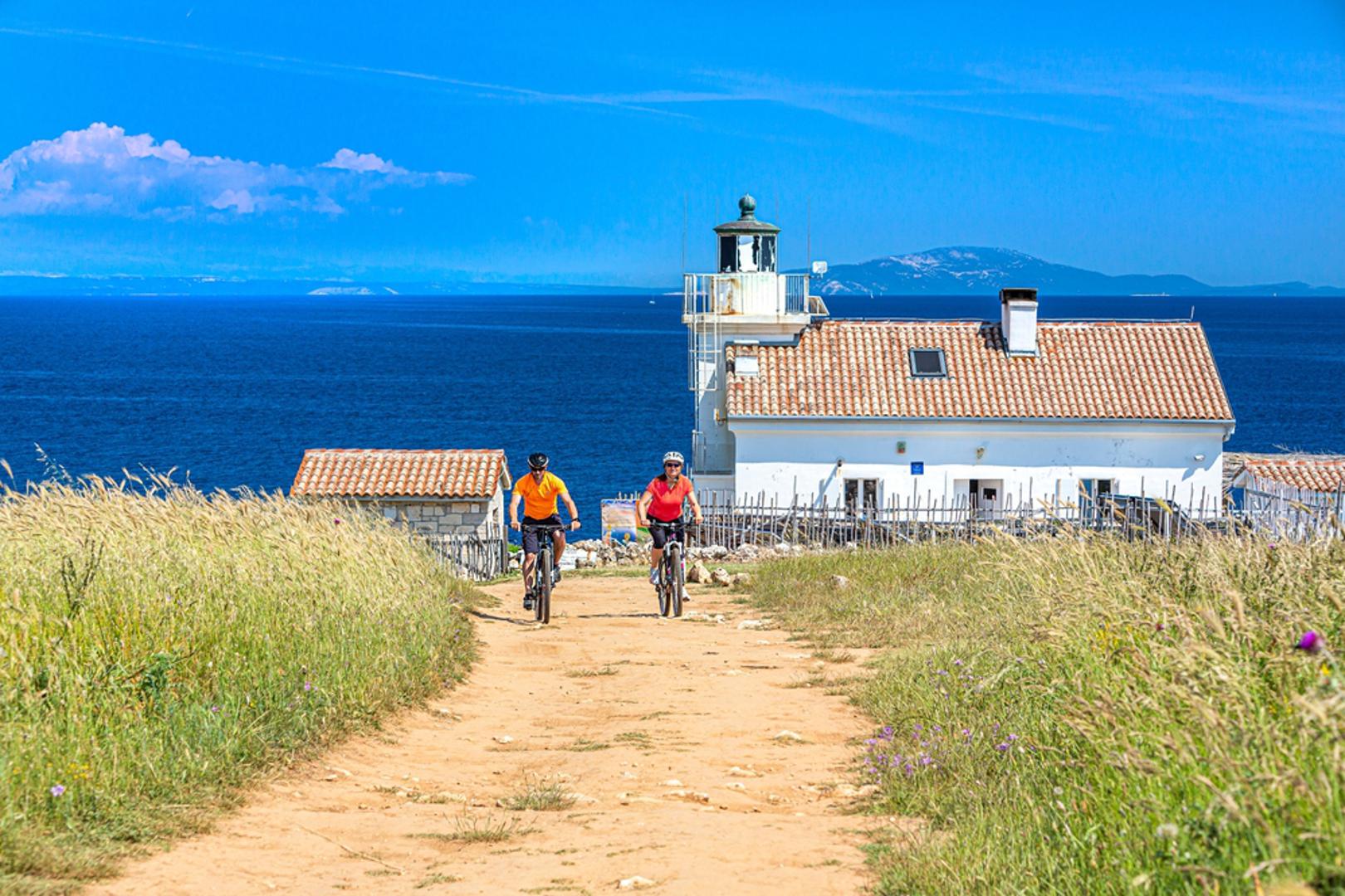Autentičniji doživljaj: Kad se turističke mase povuku, lakše je doživjeti lokalni život. Razgovori s domaćinima, istraživanje manjih mjesta i izleti postaju intimniji i opušteniji. To je prilika da osjetite pravu atmosferu Mediterana bez žurbe i pritiska.