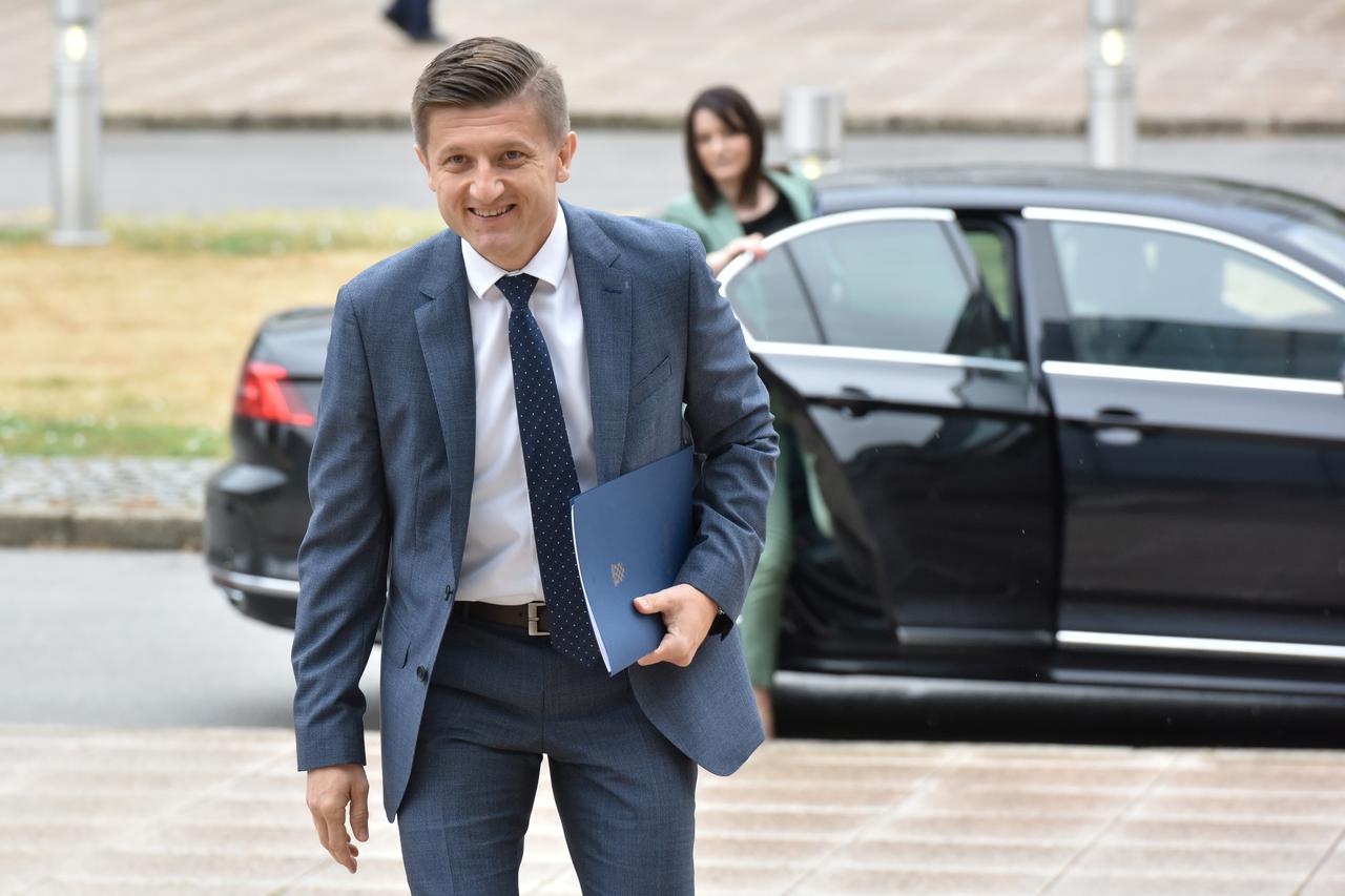 Zagreb: Nasmijani Zdravko Marić dolazi na sjednicu Vlade RH koja se održava u NSK