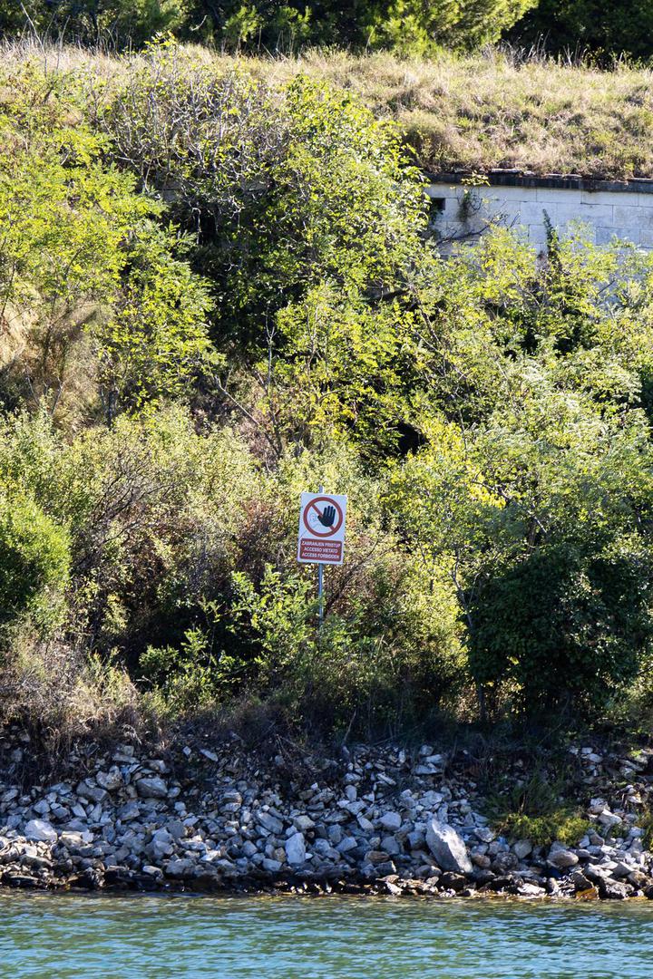 Otoku je iz sigurnosnih razloga bio zabranjen pristup od 2023. godine jer su na istočnoj obali godinama bile odložene sekcije brodogradilišta Uljanik koje su onemogućavale pristup i uređenje.