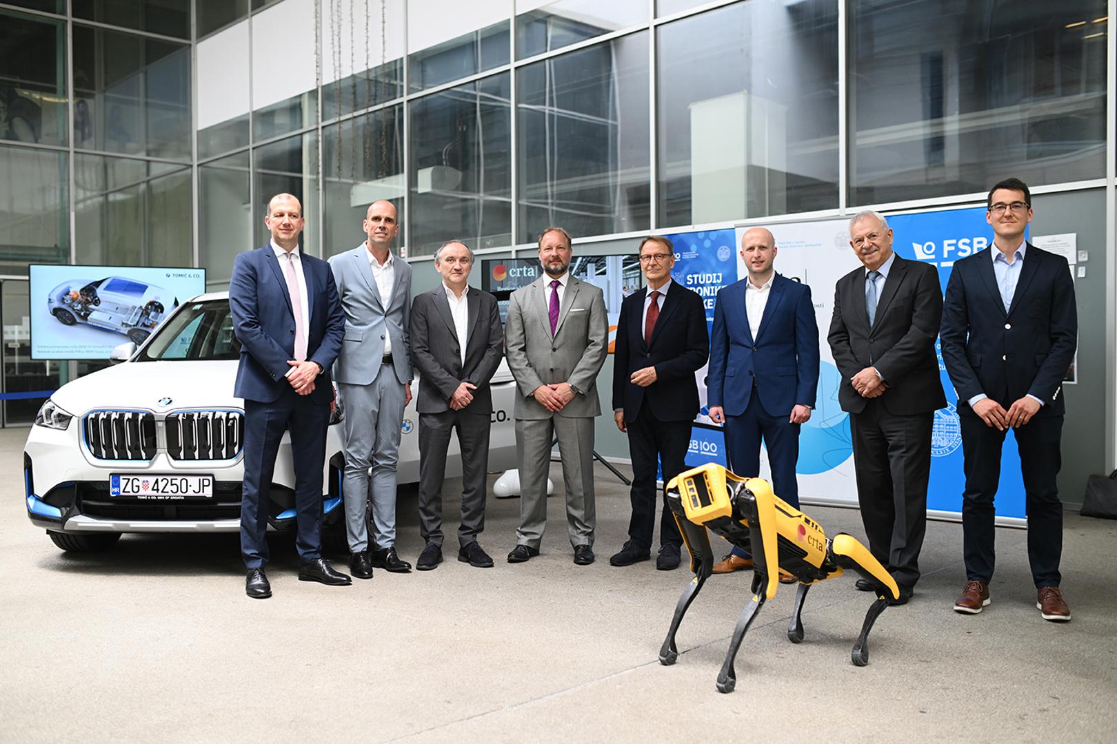 Damir Kirasić, dr. sc. Daniel Tomić, prof. dr. sc. Zdenko Tonković, Moritz Poremba, akademik prof. dr. sc. Bojan Jerbić, Ivan Rumenović,
generalni konzul Vladimir Duvnjak, doc. dr. sc. Marko Švaco; ispred robot Spot