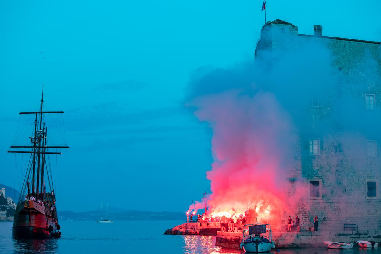 Dubrovnik: Hajduk uplovio karakom u grad i prošetao Stradunom