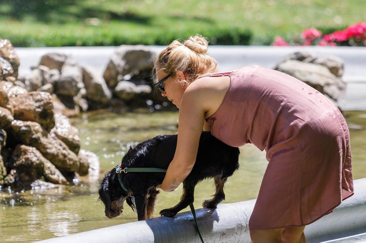 Zagreb: Građani osvježenje pronašli u hladu u parku Zrinjevac
