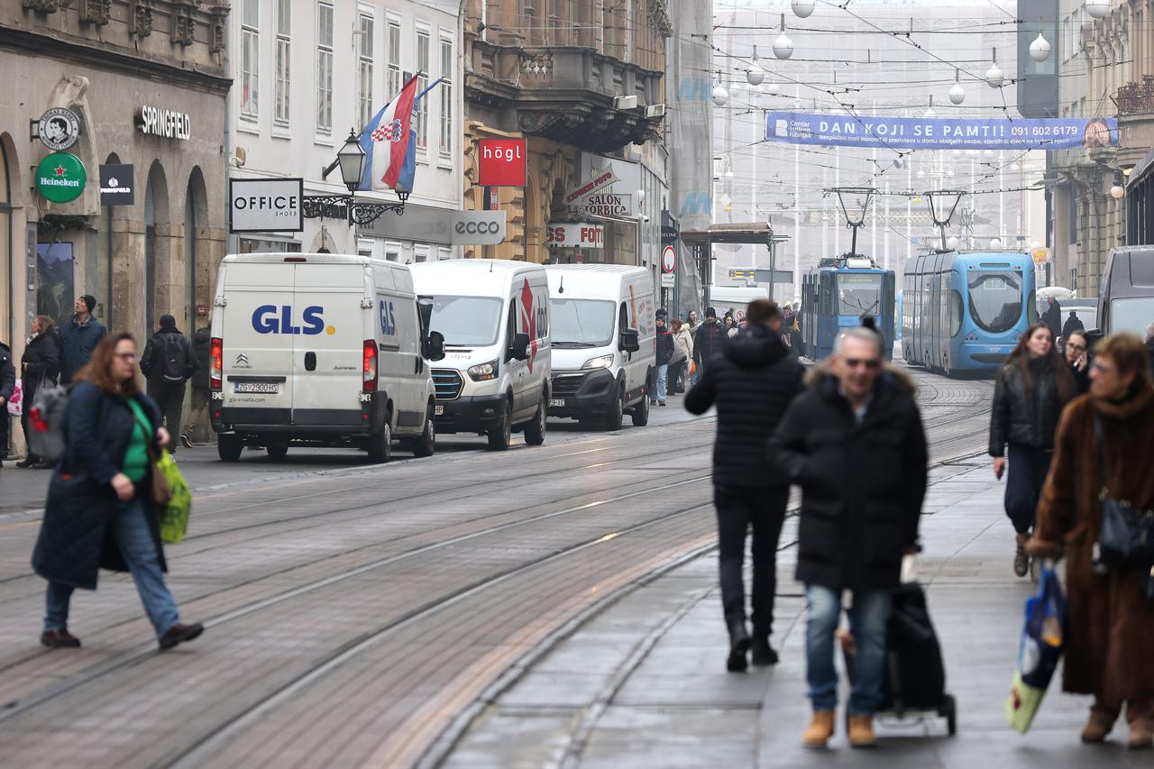 Zagreb: Pješačka zona Ilice zakrčena dostavnim vozilima