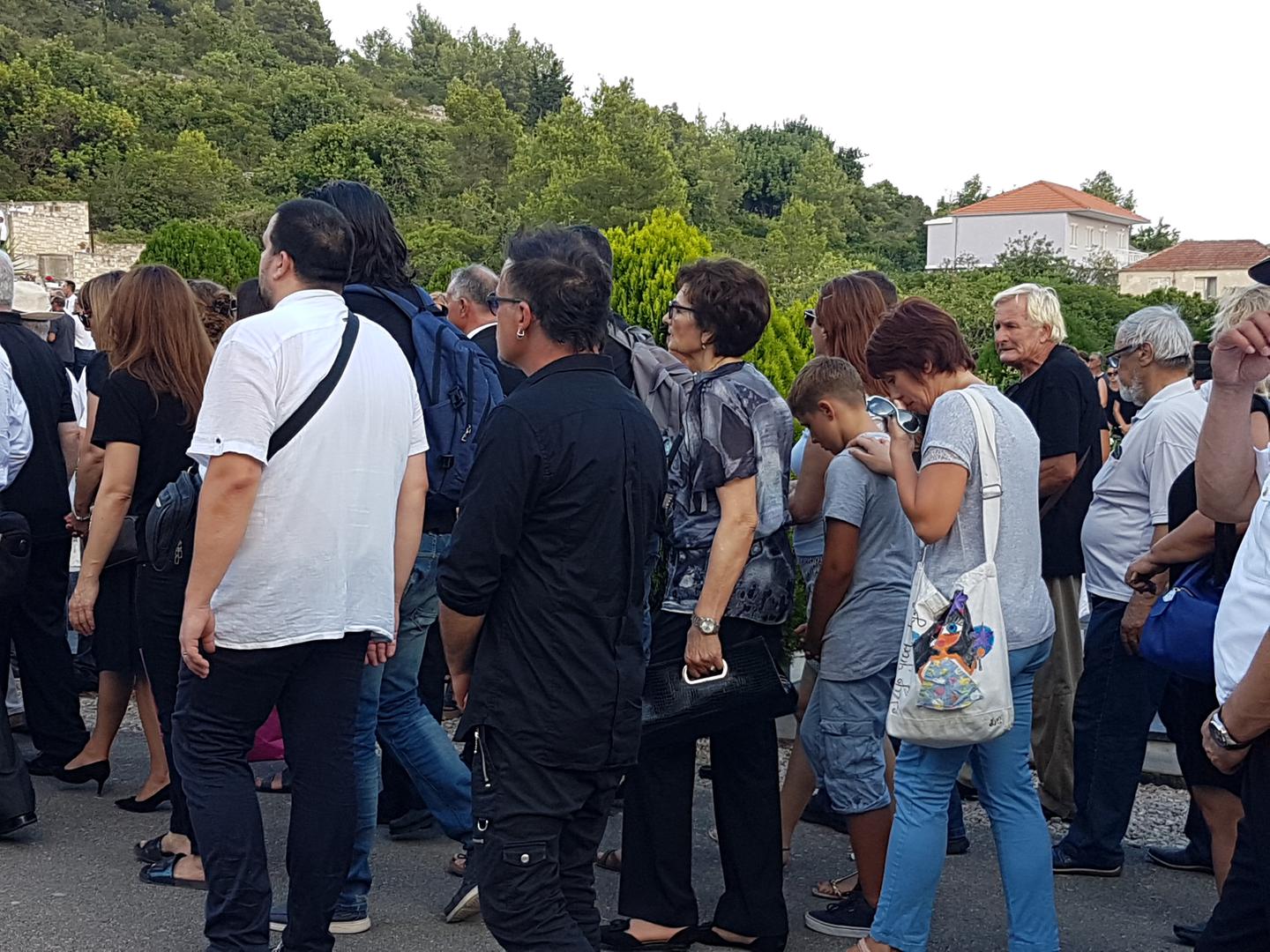 Među mnoštvom našli su se i javne ličnosti koji su bili Oliverovi prijatelji, kolege ili su došli zbog poštovanja prema umjetniku. 



