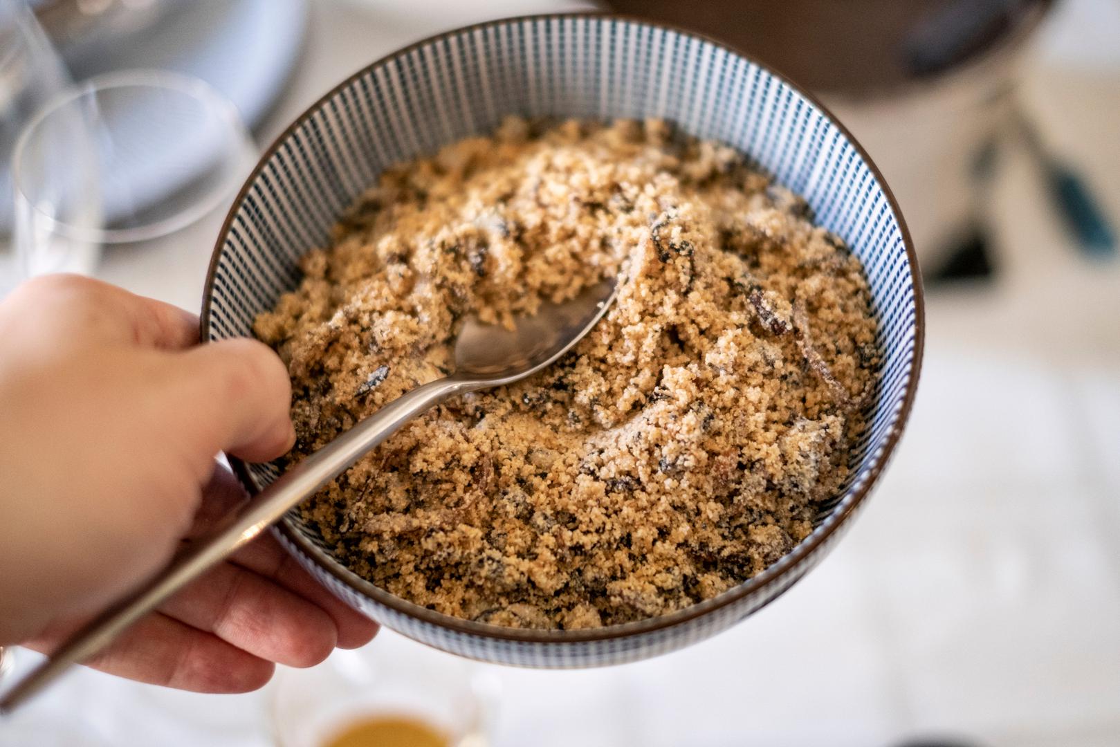 10. Farofa (Brazil): Božićna večera u Brazilu počinje kasno na Badnjak i često traje do ranih jutarnjih sati. Obrok može uključivati bacalhau (slanog bakalara), pečenu puricu ili piletinu te lagane priloge poput češnjaka s keljom i krumpir salate. No, gotovo uvijek se poslužuje farofa, smjesa od prženog brašna manioke pomiješana s maslacem i češnjakom. Završni dodaci variraju, ali dimljena slanina, grožđice i orasi su pravi pobjednici.