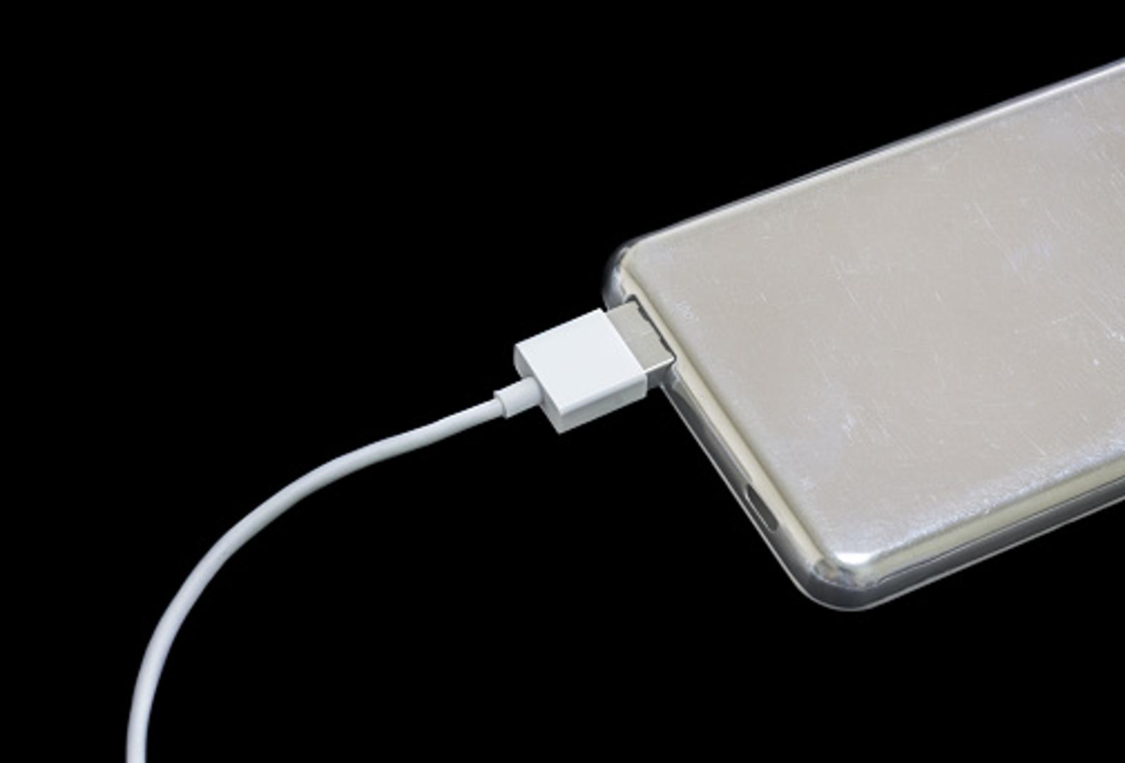 Dobra vijest jest da više nećete morati posuđivati punjač ili kupovati novi kad ga izgubite. Sve više mobitela puni se preko bluetootha, Wi-Fi-ja i beskontaktnim povezivanjima.
