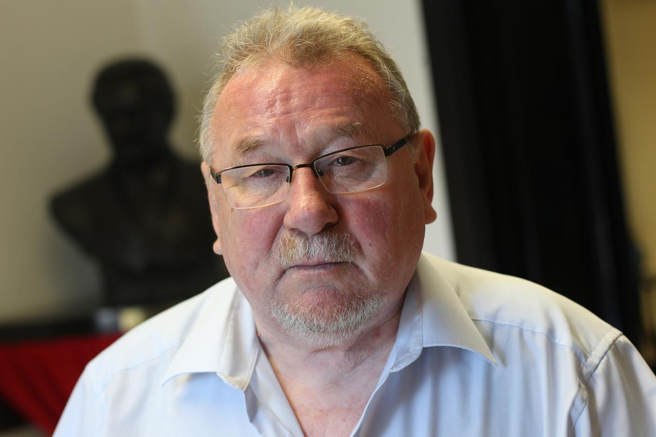 Pa što će nama jedan četnik propisivati zakone, poručio je Vladimir Šeks