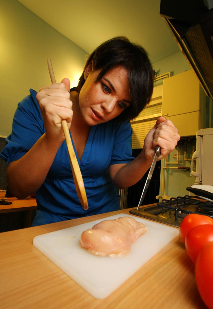 29.09.2010., Zagreb - Pjevacica Martina Vrbos u svojoj kuhinji priprema rucak. rPhoto: Tomislav Miletic/PIXSELL