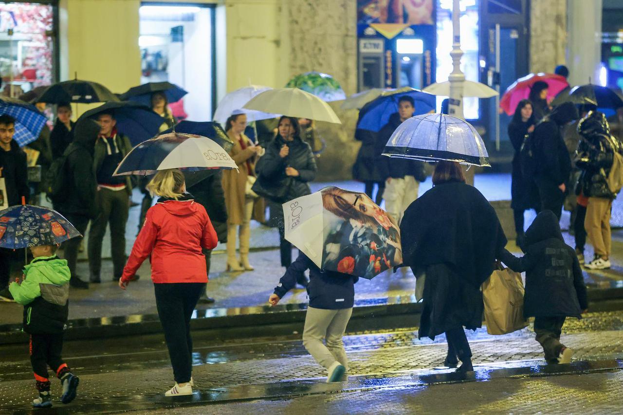 Zagreb: Kišna večer u središtu grada