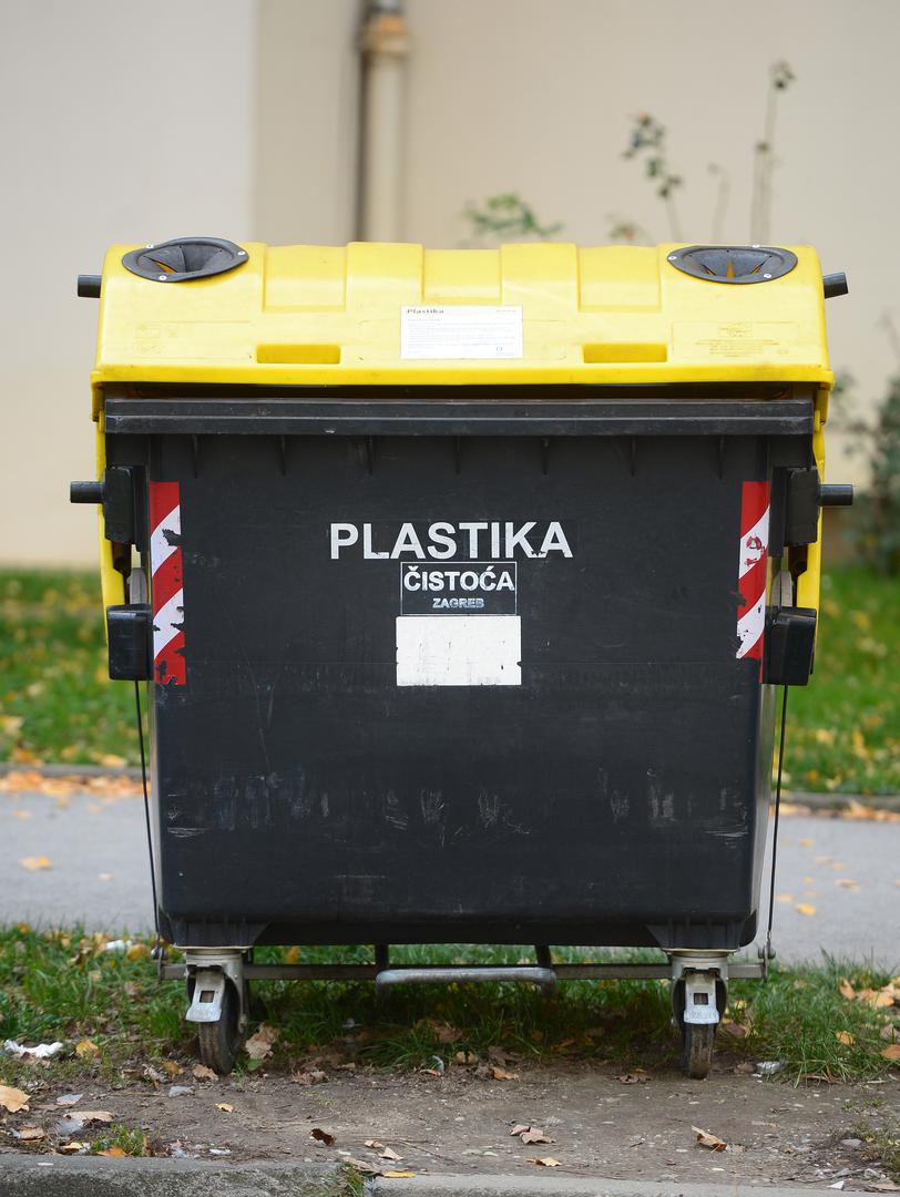 Smije ovamo plastična i metalna ambalaža, ali ne ona pod tlakom ili u kojoj su se nalazile boje i lakovi. Mogu se odložiti polietilenske vrećice, folije, mjehurasta ambalaža, boce od jestivog ulja, destilirane vode, sredstava za čišćenje i pranje, kozmetike.