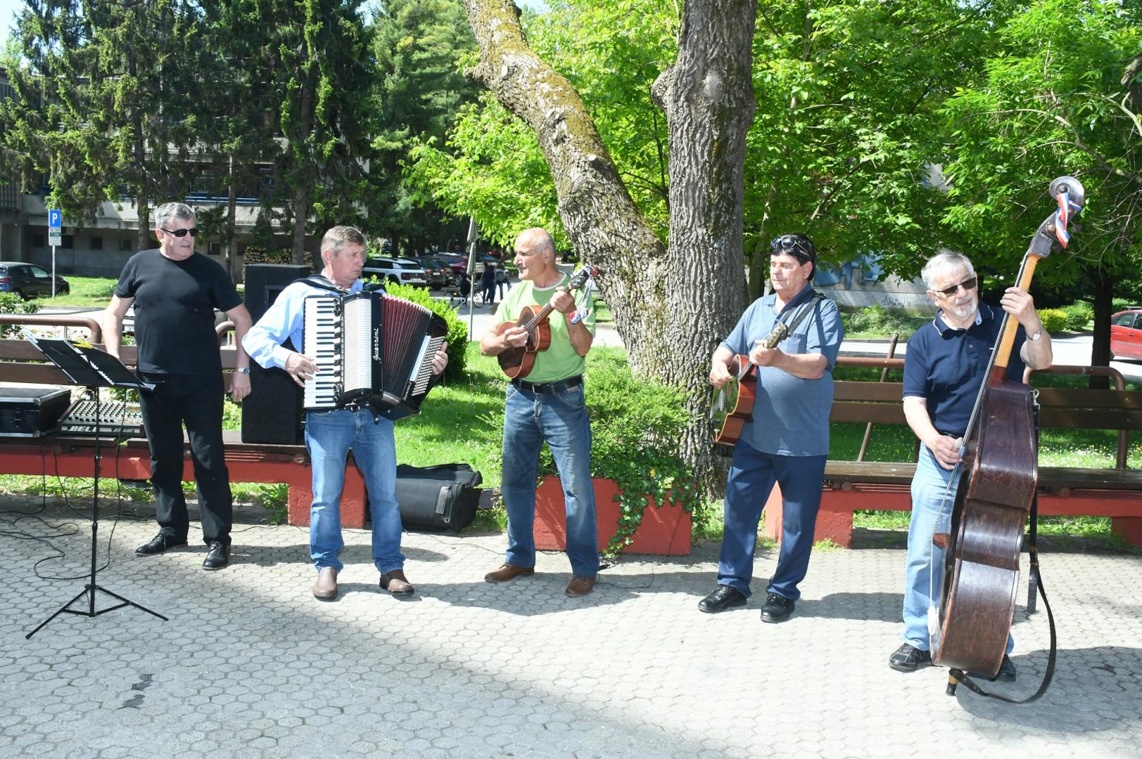08.05.2020., Sisak - Tamburaski sastav Ivo Klekovic i prijatelji odrzao je koncert pred zgradom Doma za starije i nemocne koji je publika pratila s balkon Doma iz kojega nisu izasli vec 2,5 mjeseca.Photo: Nikola Cutuk/PIXSELL