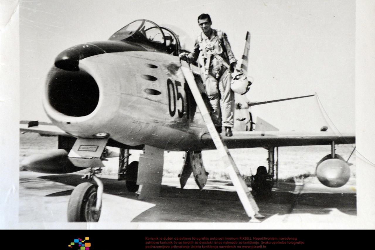 '30.03.2012., Cakovec - Bivsi vojni pilot JNA i HRZ-a Milan Macek, dozivio je dva bliska susreta s NLO-ima. Presnimke fotografije. Photo: Vjeran Zganec-Rogulja/PIXSELL'