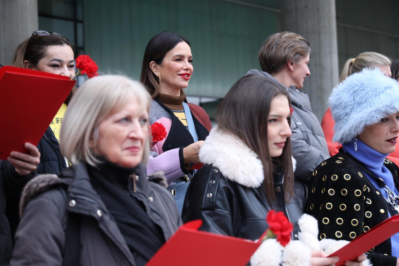 Zagreb: Severina uz zbor Udruge Domino izvela feminističku izvedbu "Lijepe naše"