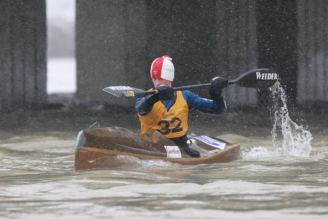 \'26.12.2010., Zagreb, Savski most - 40. Tradicionalni Novogodisnje Stefanjski spust i 15. Memorijal Tibor Saramo rijekom Savom.Sveukupno najbrzi natjecatelj  u disciplini K1 Filip Karamarko dobio je 