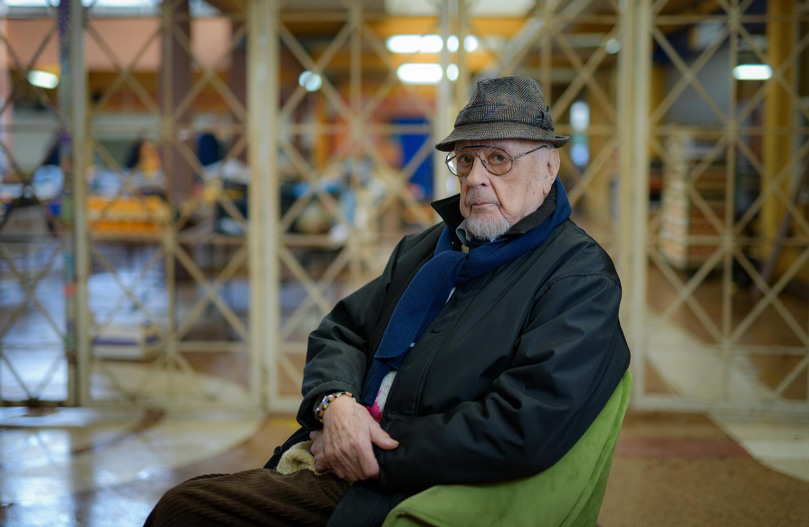 Postao je i najstariji kandidat na parlamentarnim izborima, nakon što ga je Domovinski pokret kandidirao u I. izbornoj jedinici. Odluku da se uključi u politiku objasnio je na sebi svojstven način – iskreno i bez dlake na jeziku.