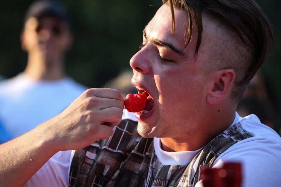 Održano natjecanje u jedenju chilli papričica na Zagreb burger festivalu