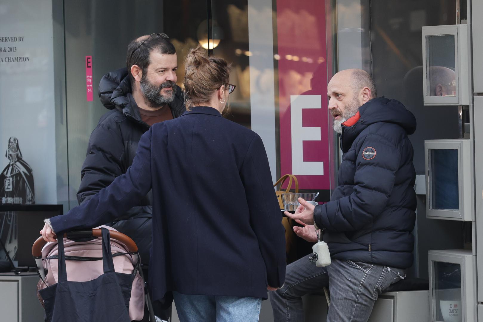  "Igrači vape za pjesmama koje ih motiviraju i dižu. Znate što obično naše reprezentacije rade? One puste Milu Kekina. I kad čuju Milu Kekina, oni lete po terenu nakon toga. Karikiram, nastojim se našaliti. Imam dojam da je ekipa iz 'Moramo', pardon iz Možemo, promašila 'ceo fudbal'. Sve su promašili i shvatili su to".