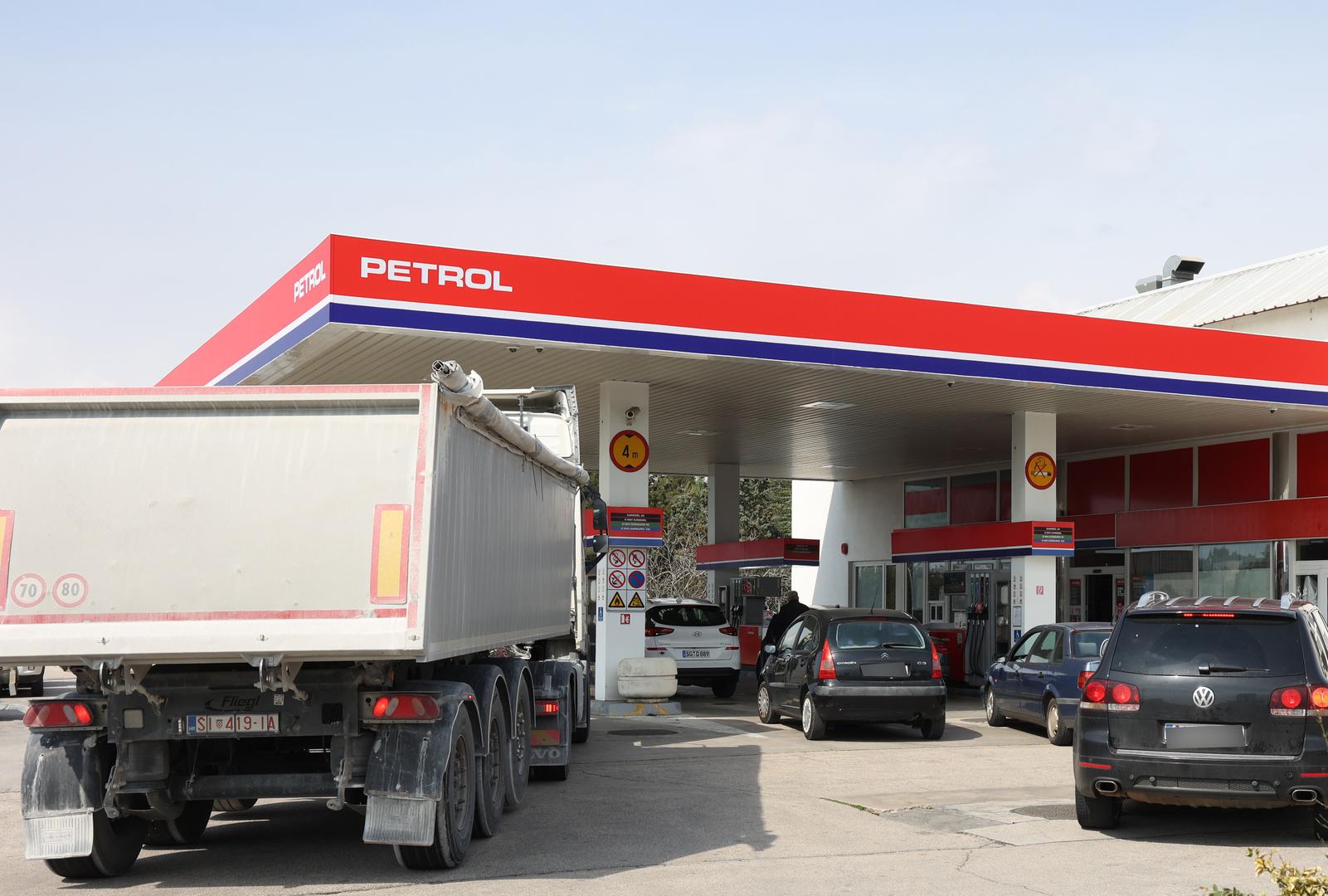 Tako će od sutra pa u iduća dva tjedna eurodizel sa sadašnjih 1,55 eura poskupjeti na 1,73 eura, a bez Vladinih mjera cijena bi bila 1,86 eura. Eurosuper će od sutra stajati najviše 1,62 eura (sada 1,50), a bez Vladinih mjera bio bi 1,71 euro.