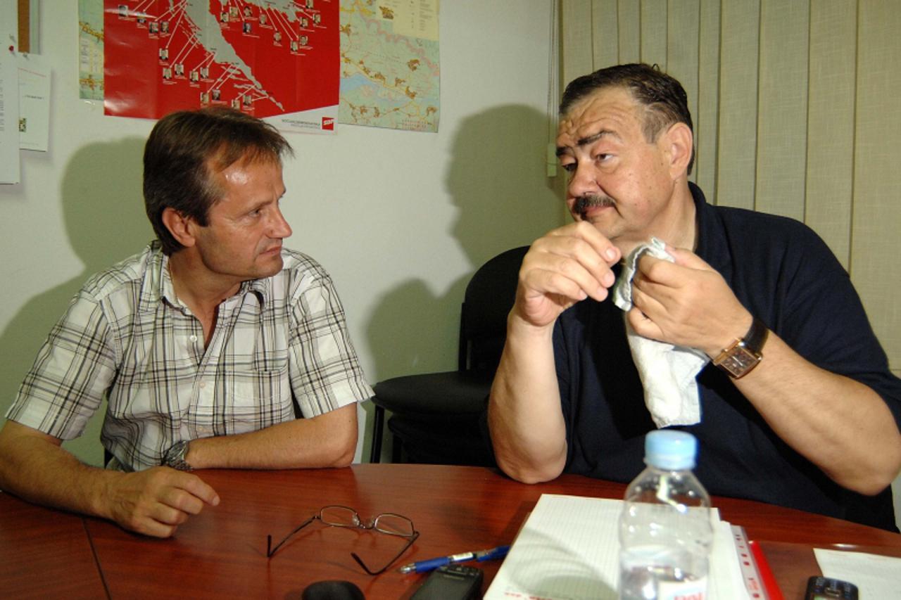 'UNUTARNJA- 17.05.09., Cakovec, Hrvatska-  U ocekivanju rezultata. Ivica Perhoc (lijevo) SDP-ov kandidat za zupana, i Branko Salamon (desno) SDP-ov kandidat za gradonacelnika, zadovoljni rezultatima. 