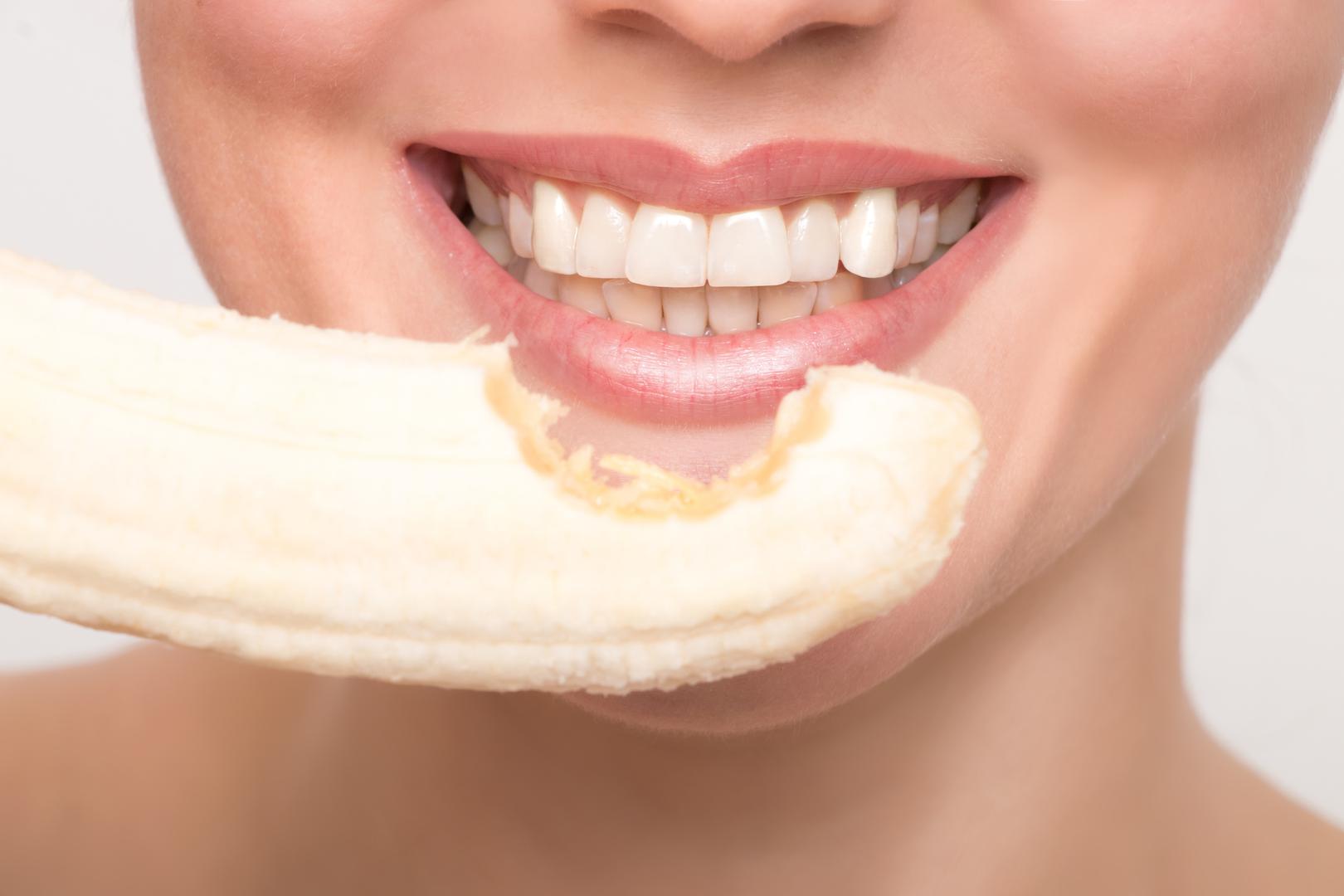 2. Izbjeljivanje zubi: Jedna od najčešće spominjanih upotreba kora banane je izbjeljivanje zubi. Ljubitelji prirodnih lijekova za zdravlje predlažu trljanje kore banane na zube i desni jednom dnevno tijekom tjedan dana te tvrde da kora pomaže u čišćenju površine i uljepšavanju izgleda vašeg osmijeha. Stručnjaci su objasnili da su studije pokazale da kore banane sadrže antibakterijska svojstva koja se mogu boriti protiv vrsta bakterija povezanih s bolestima desni. Međutim, nijedno istraživanje nije potvrdilo je li trljanje kora izravno na zube zaista učinkovito.