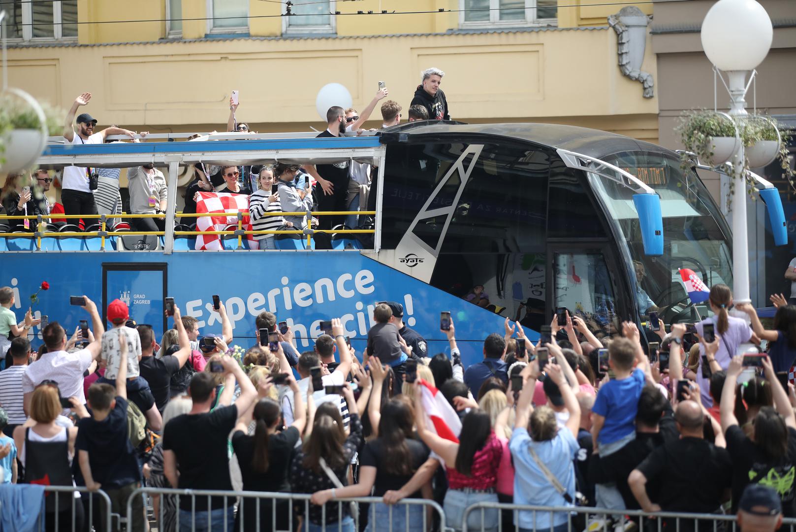 "Dali smo sve od sebe, mislim da ste vi to primijetili. Mi smo samo klinci i nadam se da smo dokazali da možeš sam doći na visoku razinu. Sve smo sami radili", dodao je.