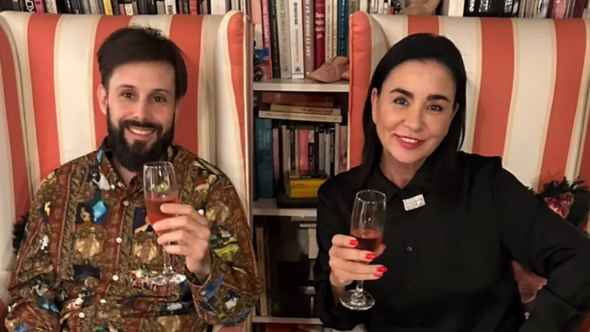 Zanimljivo je da je za njihovu ljubavnu priču, koja traje tek oko osam mjeseci, zaslužna upravo buduća baka Alka. Naime, Dora je kao vizažistica surađivala s pjevačicom i tako upoznala Ariana, no ljubav se rodila nakon jednog iskrenog razgovora. - Tek kad smo prije gotovo pet mjeseci prvi put zbilja razgovarali, odmah smo shvatili da smo stvoreni jedno za drugo. Čim smo proveli prvih nekoliko sati zajedno, znali smo da je to ‘to’. Postoji i ta duhovna povezanost koja mi je jako bitna - ispričala je 28-godišnja Vinkovčanka.