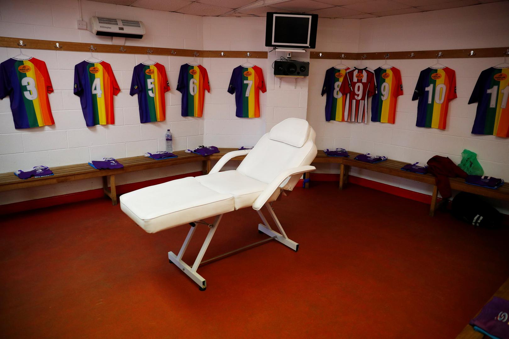 - Možda smo mali klub, ali napravili smo nešto za povijest. Ne znam za slučaj da je nogometni klub nosio kompletnu opremu modificiranu prema LGBT zastavi - rekao je predsjednik FC Altrinchama Bill Waterson.
